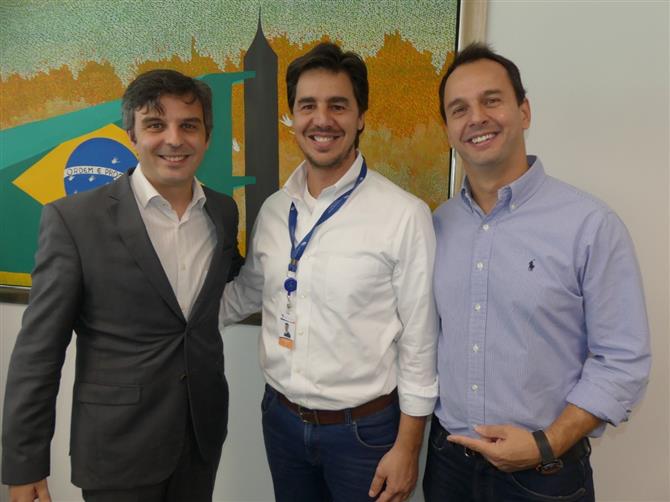Fabio Pessoa, head de Seguro Viagem de Omint, com Christiano Oliveira, CEO do Grupo Flytour, e Elói Oliveira, diretor de Marketing do Grupo Flytour