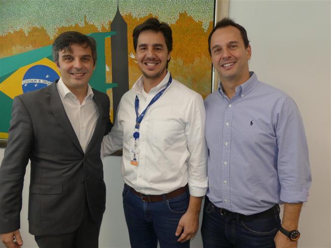 Fabio Pessoa, head de Segro Viagem de Omint, com Christiano Oliveira, CEO do Grupo Flytour, e Elói Oliveira, diretor de Marketing do Grupo Flytour