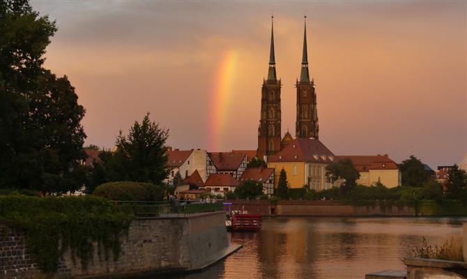 A Catedral de São João Batista, na Breslávia, às margens do rio Oder
