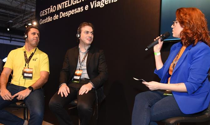 Felipe Coelho, da EY, Ricardo Bechara, da SAP Concur, e a mediadora do painel, Juliana Wallauer