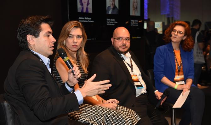 Hector de la Hoz (SAP Ariba), Valéria Soska (SAP Concur), Silvio Abade (SAP Ariba) e mediadora Juliana Wallauer<br>