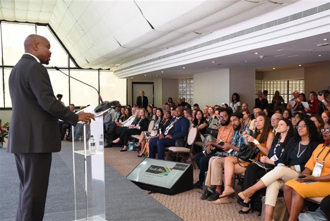 O embaixador da África do Sul, Joseph Mashimbye, fala ao público