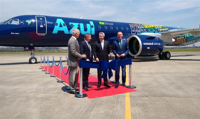 David Neeleman e John Rodgerson, da Azul, com John Slattery, da Embraer, Aengus Kelly, da AerCap, no corte da fita do E195-E2