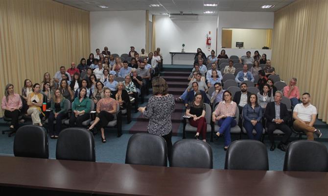 Novos executivos da Santur foram apresentados em reunião com toda a equipe