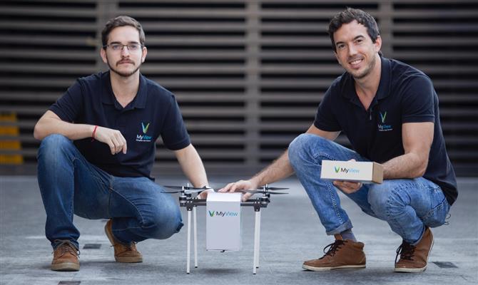 Luiz Paulo Cavedagne e Thiago Calvet, COO e CEO da MyView, com o drone inteligente<br/>
