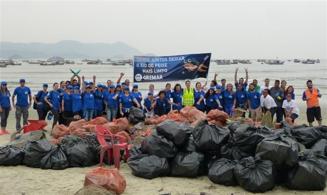 Agentes e voluntários junto a todo lixo retirado da praia 