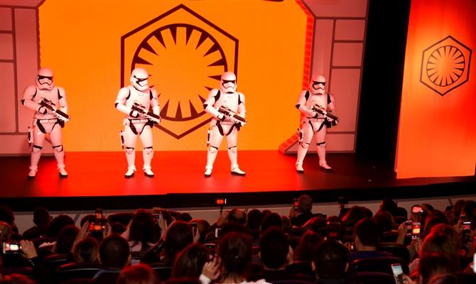 Stormtroopers invadiram o palco no início da apresentação