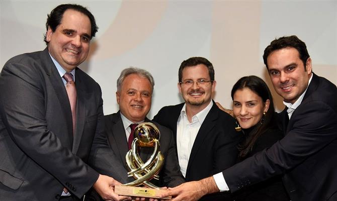 Carlos Prado entrega o troféu para Eduardo Bernardes, Renzo Mello, Juliane Castiglione e Alexandre Berbel, da Gol, que venceu na categoria 