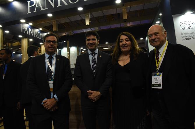 Gilson Machado, Marcelo Álvaro Antônio, ministro do Turismo, Magda Nassar, presidente da Abav, e Guilermo Alcorta, da PANROTAS