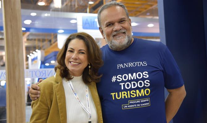 Renata Araujo, do blog You Must Go!, com Artur Andrade, da PANROTAS