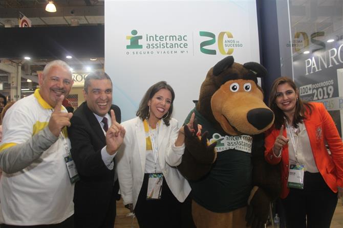 Com o urso da Intermac no estande PANROTAS, Marcio Ferreira, Eduardo Aoki, Juliana Paula e Josy Aoki