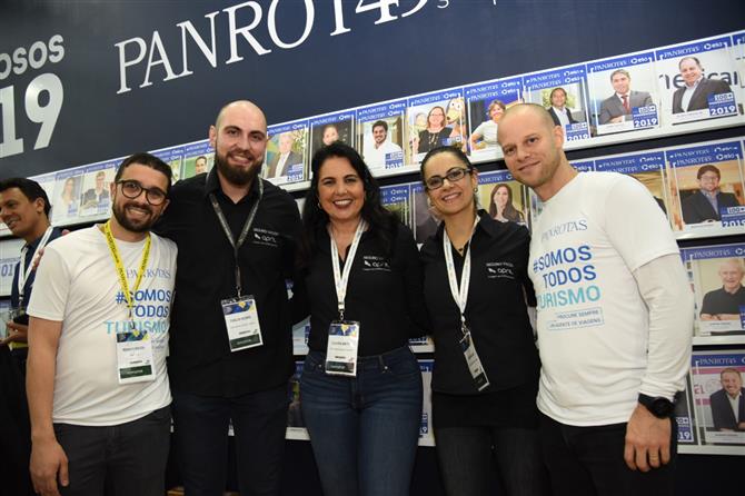 Carlos Giubine, Claudia Brito e Tais Mahalem, da April Brasil, entre Renato Sousa e Guilherme Alcorta, da PANROTAS