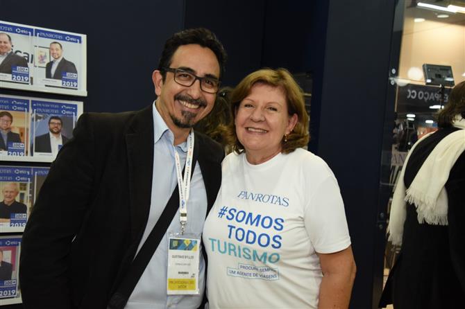 Gustavo Syllos, da Forma & Conteúdo, e Heloisa Prass, da PANROTAS