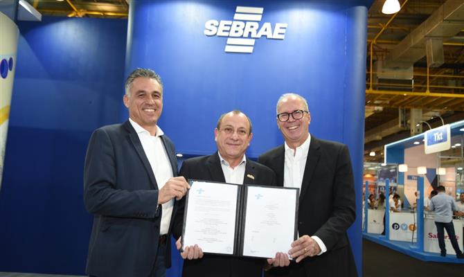 Toni Sando, presidente-executivo do Visite São Paulo, entre Guilherme Campos, diretor de administração e finanças do Sebrae-SP, e Wilson Poit, diretor-superintendente do Sebrae-SP