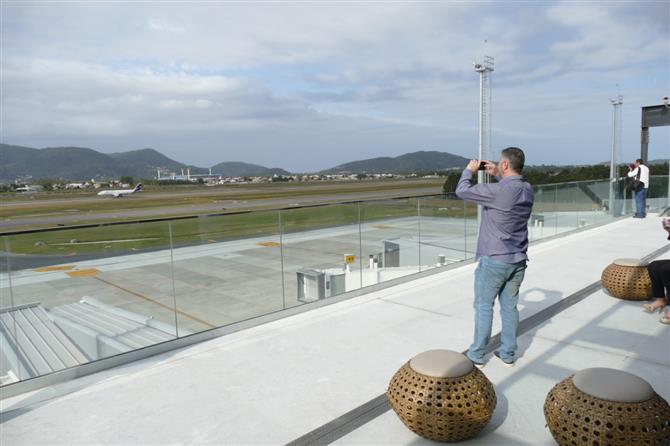 Além da volta dos voos internacionais, o Aeroporto de Florianópolis reabrirá o Terraço Panorâmico