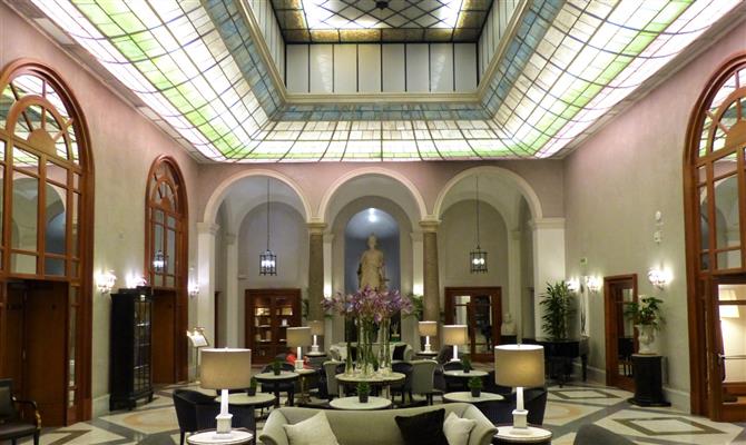 Lobby principal do Grand Hotel dela Minerve, em Roma