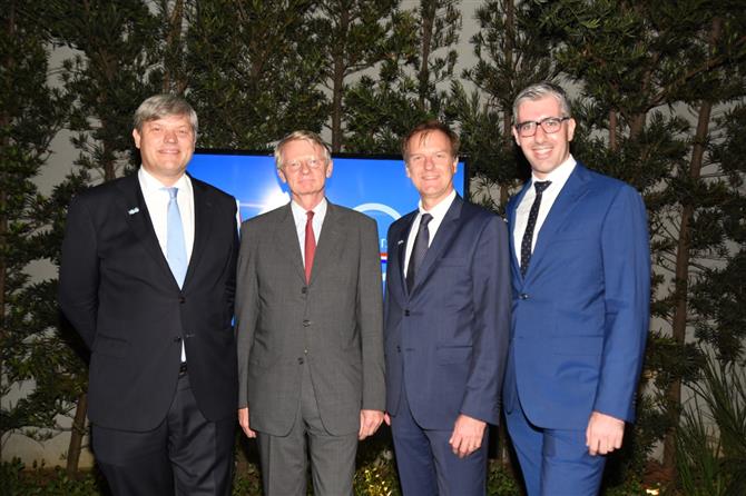  Marcel de Nooijer, da Air France-KLM, Cornelis van Rij, da Embaixada dos Países Baixos, Jean-Marc Pouchol e  Seth Van Straten, da Air France-KLM