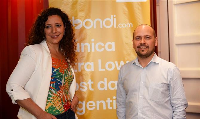 Lucía Ginzo, diretora de Comunicações Corporativas, e Mauricio Sana, CCO da Flybondi<br>