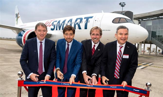 Executivos inauguram aeronave em Toulouse, na França
