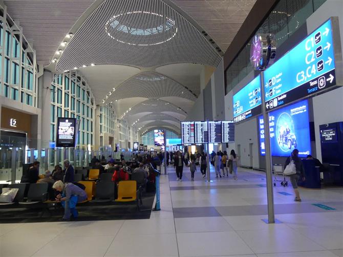No ano passado, o Aeroporto de Istambul transportou 37 milhões de passageiros, sendo 27 milhões deles internacionais