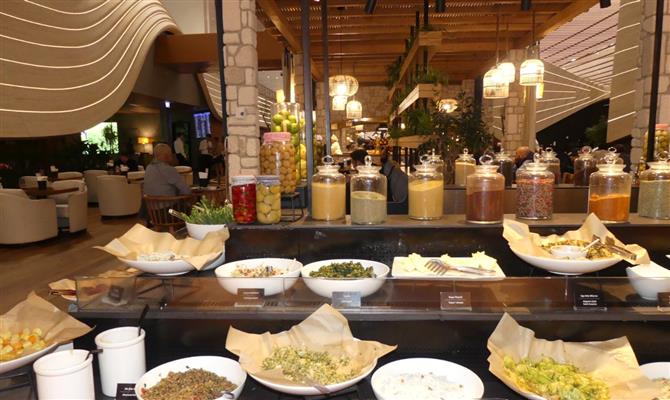 Variedade e fartura gastronômica chamam a atenção no lounge da Turkish