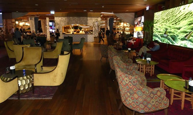Lounge Business conta com diversos ambientes para passar o tempo