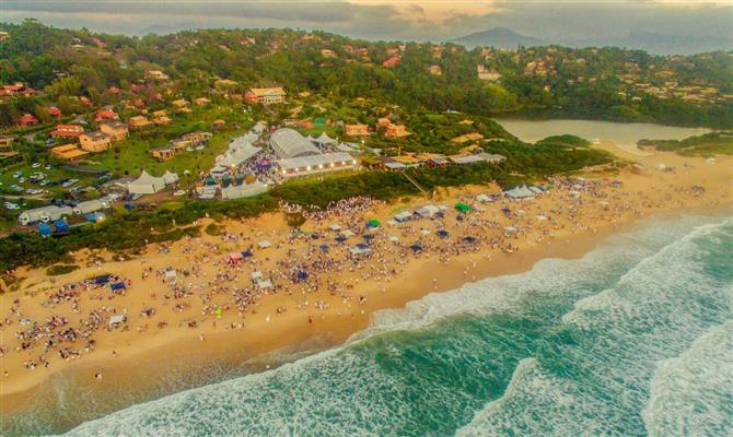 Praia do Rosa em Santa Catarina, foi um dos locais escolhidos para as comemorações de Réveillon e para as férias de verão