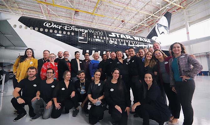 Time da Disney celebra a parceria com a Latam Airlines