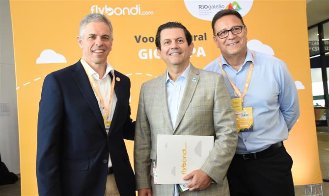 O secretário de Turismo do Rio de Janeiro, Otávio Leite entre Sebastian Pereira e o Esteban Tossutti, na cerimonia do voo inaugural da Flybondi