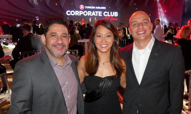 Amir Laila, Miriam Koh e Cristiano Ferri durante jantar de gala no Hilton Bomonti