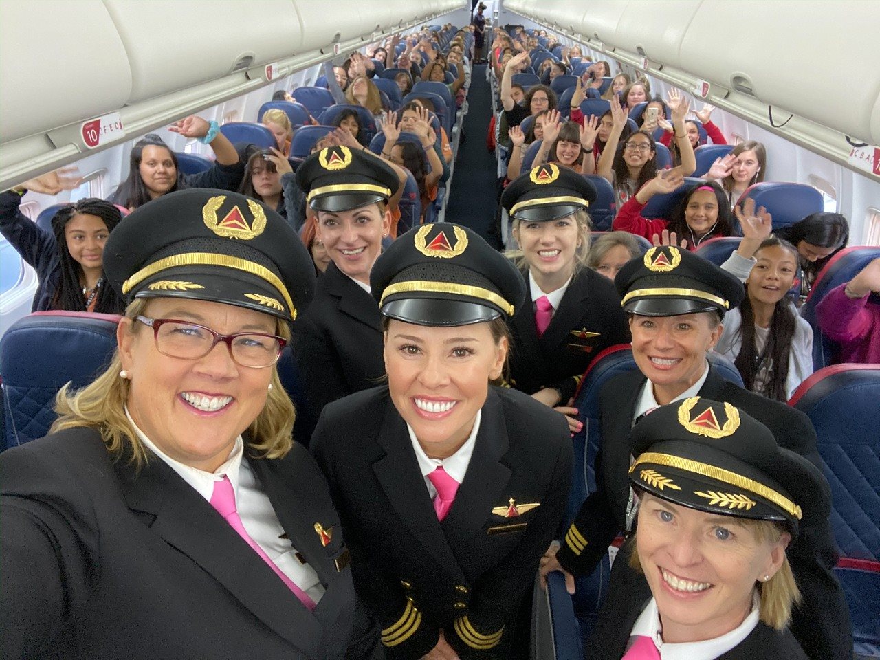 Planejado e executado exclusivamente por mulheres, o voo WING teve início em 2015 com o intuito de promover a igualdade de gênero na aviação.