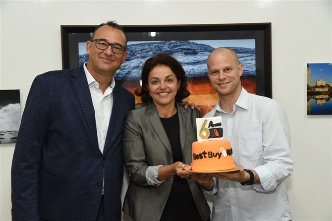 Victor e Nice van Oorschot, da Best Buy Hotel, com Guilherme Alcorta, da PANROTAS, comemoram os 6 anos da operadora