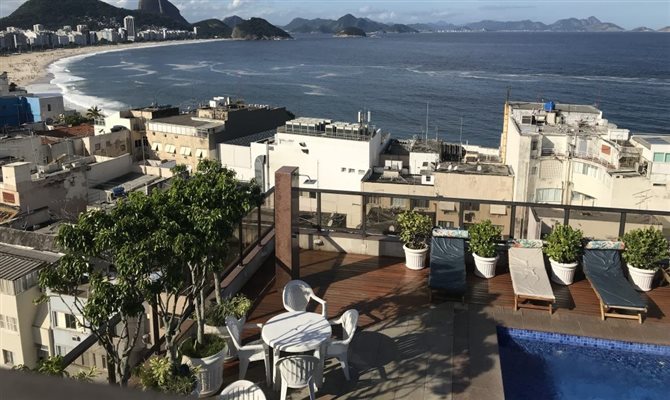 O hotel conta com 96 apartamentos e rooftop com vista para a praia de Copacabana.