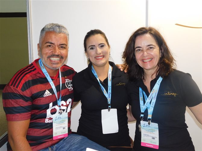 Carlos Augusto Nascimento, da Collection Hotels, com Erika Maximino e Claudia Felix, da Interep