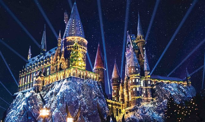 Castelo de Hogwarts iluminado para o 'Special Holiday Events'