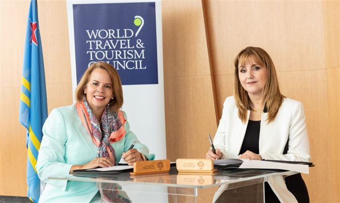 Evelyna C. Wever-Croes, primeira ministra de Aruba, e Gloria Guevara, presidente e CEO do WTTC