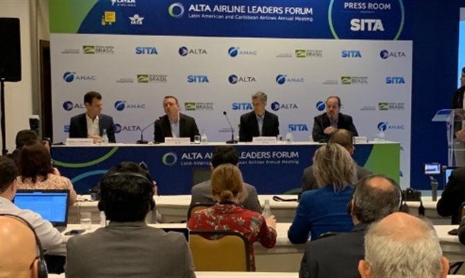 Jornalistas estrangeiros fazem coletiva com líderes da aviação latina no Alta Airlines Leaders Forum