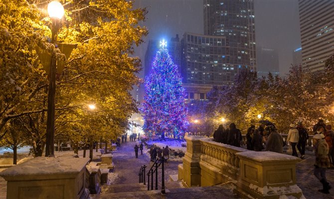 Uma das atrações de fim de ano é a árvore de natal de Chicago, localizada entre os esplendores arquitetônicos e o Millennium Park
