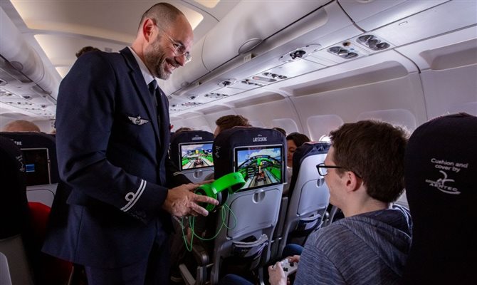 Em parceria com a Ubisoft, a companhia aérea e a Latécoère organizaram a final do torneio “Air France Trackmania Cup” a bordo do voo AF6114