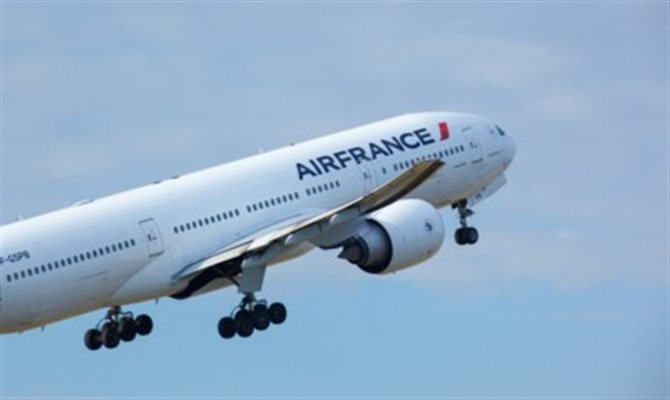 O Estado francês e um sindicato de seis bancos concederam um empréstimo de 4 bilhões de euros à Air France e KLM