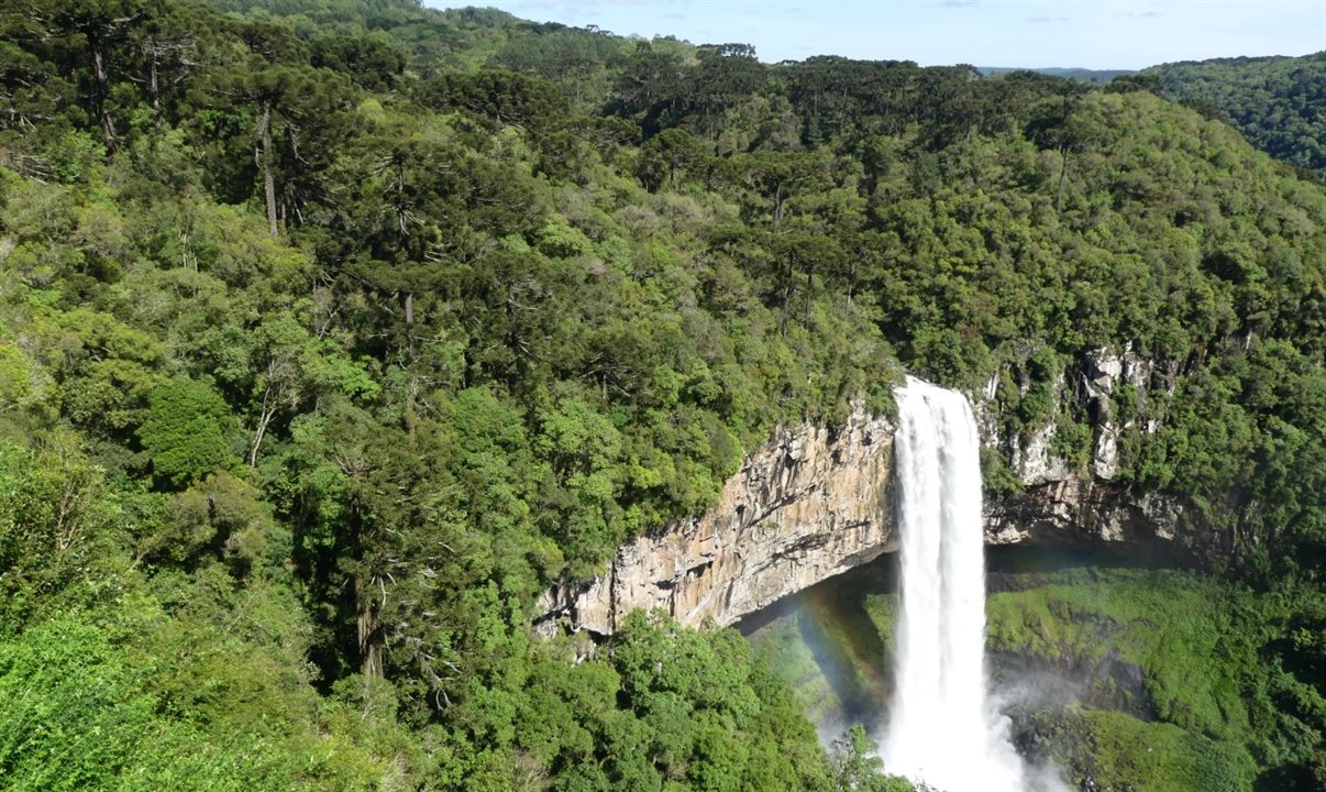 O passeio apresenta a Cascata do Caracol sob um novo ângulo, seguindo os passos dos primeiros moradores da região