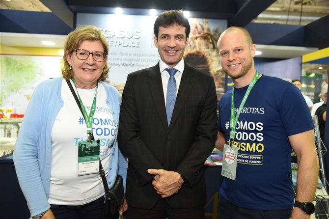 O ministro do Turismo, Marcelo Álvaro Antonio, entre Heloísa Prass e José Guilherme Alcorta, da PANROTAS
