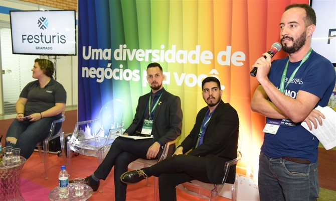 Juliana Nogueira, da Master Hotéis, o mediador Douglas D´avilla, Átila Paixão, da Câmara LGBT, e Danilo Alves, da PANROTAS
