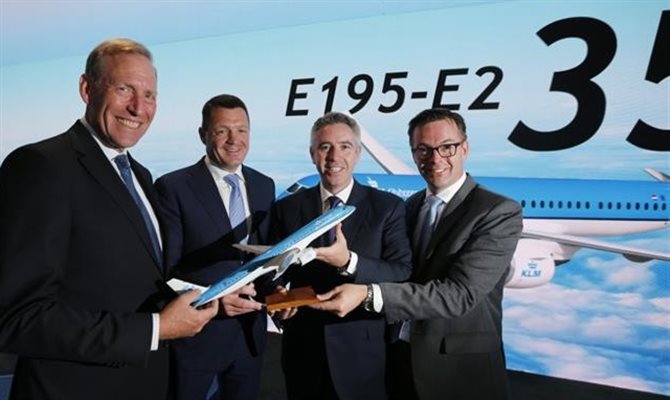 Executivos da Embraer e KLM, durante o anúncio, em junho deste ano