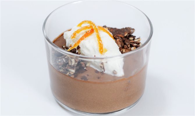 Budino de chocolate: frutas cítricas cristalizadas, azeite de tangerina, crunch de chocolate feuilletina e chantilly fresco