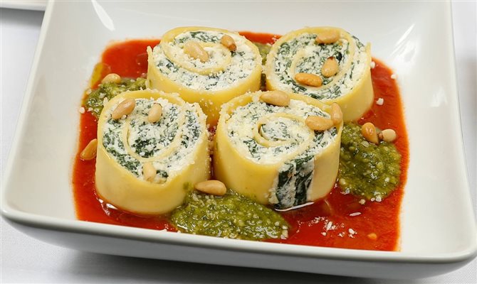 Rotolo de ricota e espinafre: molho de pomodoro, pesto de manjericão e pinhões