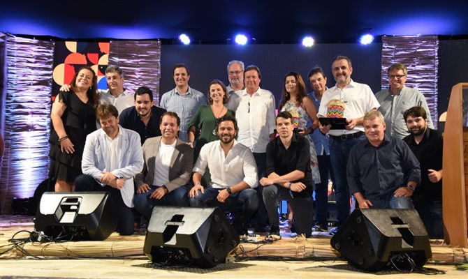 Representantes do trade de Porto de Galinhas com os secretários Rodrigo Novaes, Mario Pilar, Claiton Armelin, da CVC Corp, e Daniela Araújo, da Gol