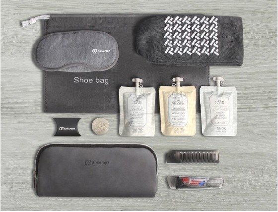 Os cosméticos do kit são apresentados em doypacks, embalagens sustentáveis que proporcionam uma economia significativa de C02