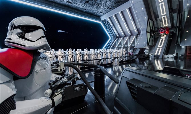 Mais um ângulo da cena do hangar de Star Wars: Rise of the Resistance. Visitantes fazem parte do cenário