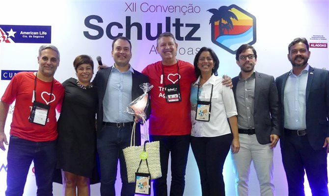 Rodney Rocha (Schultz), Daniella Novis (Maceió CVB), Jair Galvão (secretário de Turismo de Maceió e presidente da Anseditur), Aroldo Schultz, Cláudia Pessôa (secretária de Turismo de Barra de São Miguel), Milton Vasconcelos (ABIH) e Victor Alvim (secretário de Turismo de Marechal Deodoro) durante 12ª Convenção Schultz, em Maceió